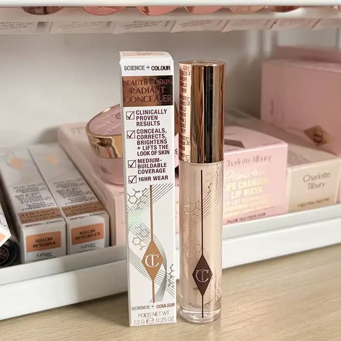 Vente flash - Correcteur de teint Honey Brightening de la marque Charlotte Tilbury - Couvre les impe