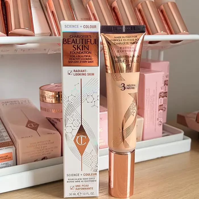 Nouveau fond de teint liquide à l'acide hyaluronique Charlotte Tilbury Soft Light Essence, pour un t