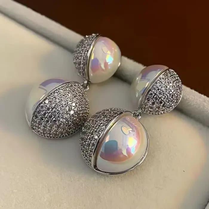 Boucles d'oreilles de luxe. Bijoux français classiques très brillants. Boucles d'oreilles au design 