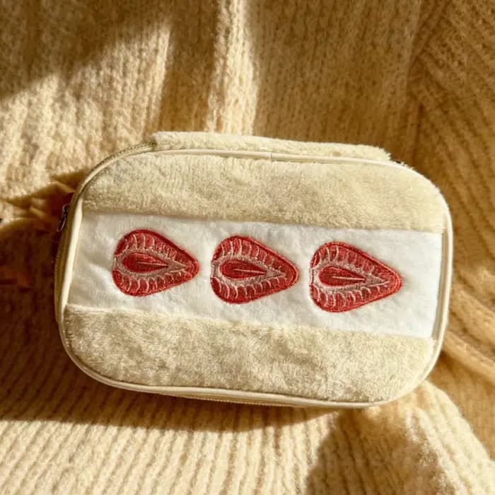Trousse de maquillage en peluche de fraise, sac de rangement de broderie, sac de maquillage multifon