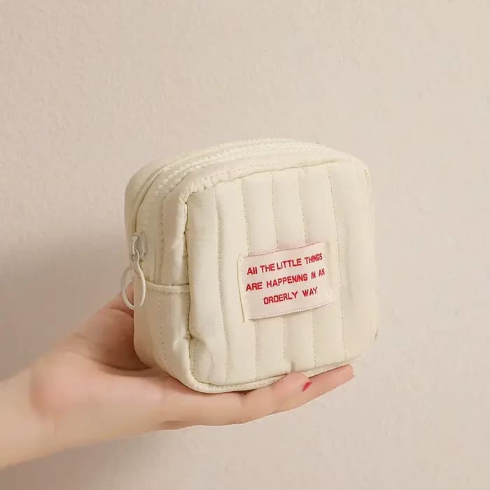 Sac au design minimaliste pour filles, avec des produits de maquillage de haute qualité, petit sac c