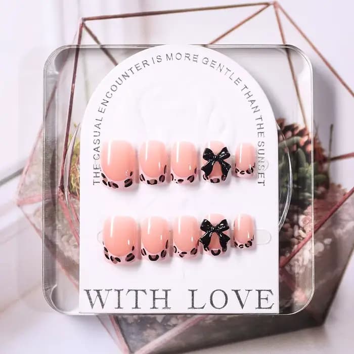 24 faux ongles courts carrés à imprimé léopard rose, avec nœud papillon noir 3D, en acrylique, à pre