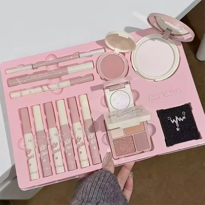 Ensemble de maquillage comprenant 4 gloss à lèvres, 1 huile à lèvres, 1 crème à lèvres, 1 eye-liner,