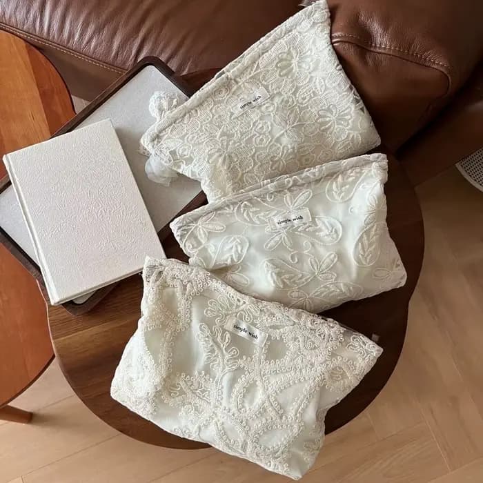 Sac de maquillage élégant en dentelle blanche