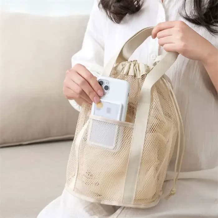 Sac de toilette de voyage pliable beige ultra-léger avec design ajouré en maille et poche à cordon pour sac à main de plage
