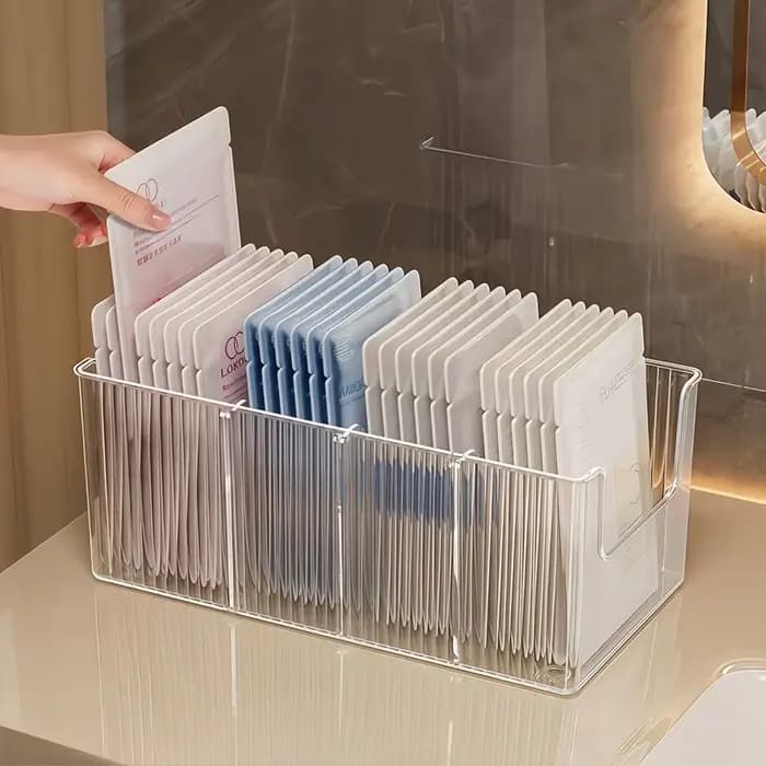 Boîte de rangement transparente compartimentée pour masques faciaux