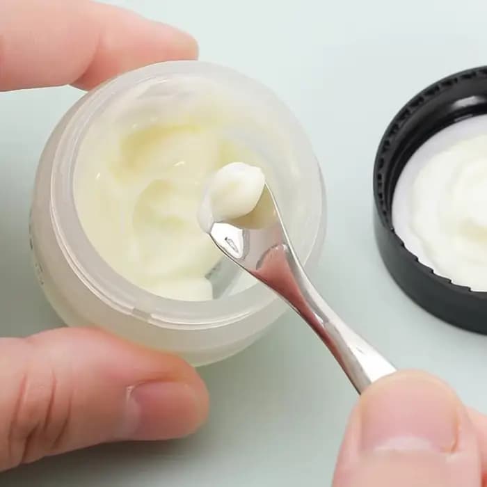 Spatule cosmétique en métal