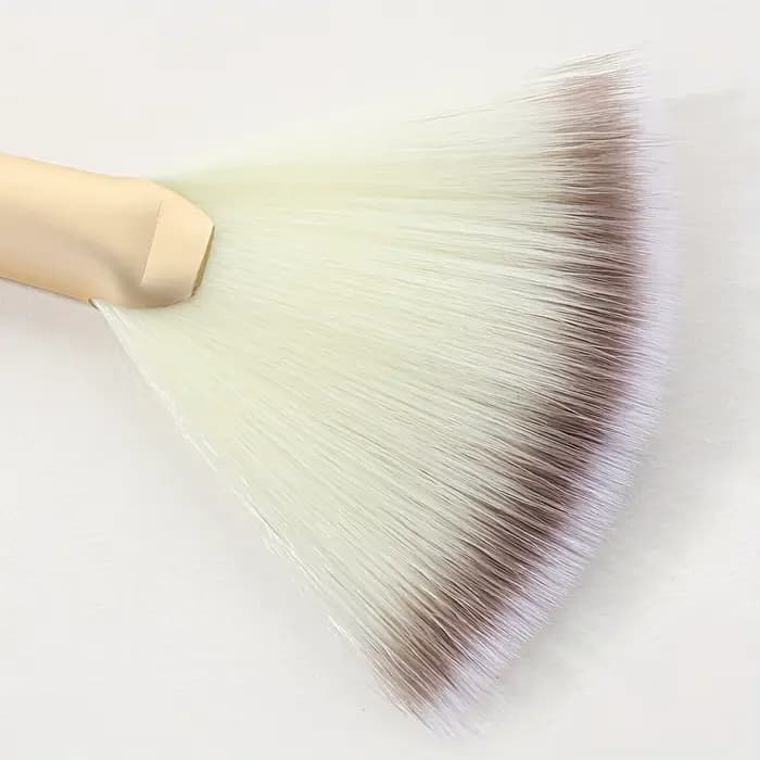 Brosse à reflets en forme d'éventail