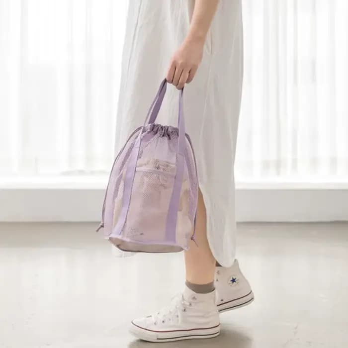 Sac de toilette de voyage pliable beige ultra-léger avec design ajouré en maille et poche à cordon pour sac à main de plage
