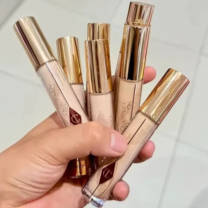 Vente flash - Correcteur de teint Honey Brightening de la marque Charlotte Tilbury - Couvre les imperfections du visage