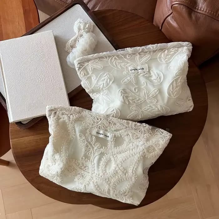 Sac de maquillage élégant en dentelle blanche