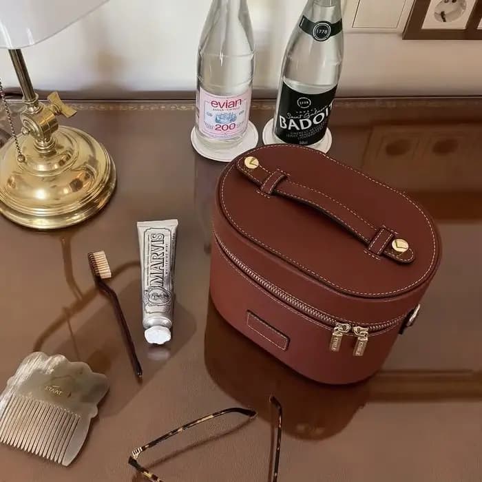 Pochette cosmétique en cuir personnalisable avec grand volume