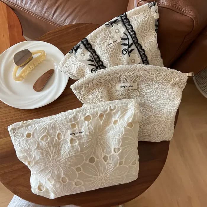 Sac de maquillage élégant en dentelle blanche
