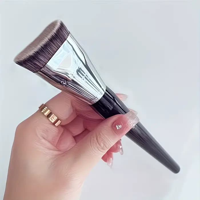 Grand pinceau double usage pour le contouring