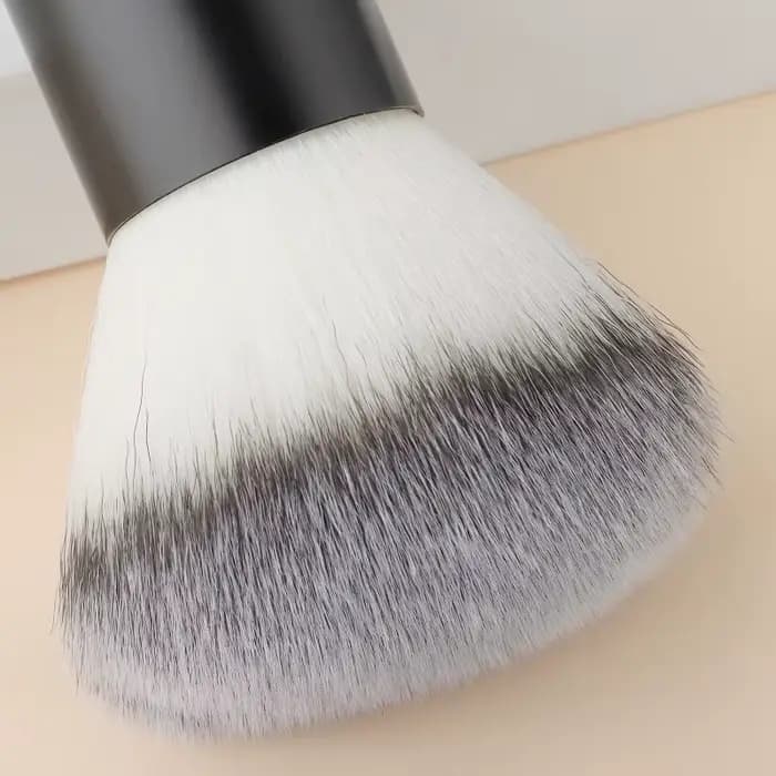 Pinceau Kabuki moelleux pour une application parfaite du fond de teint