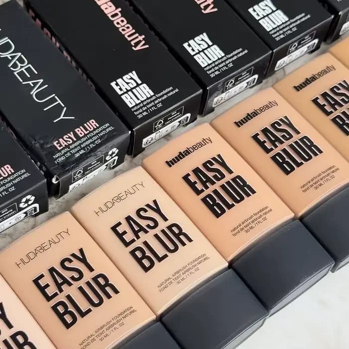 Huda Beauty Fond de teint aérographe naturel Easy Blur avec Niacinamide