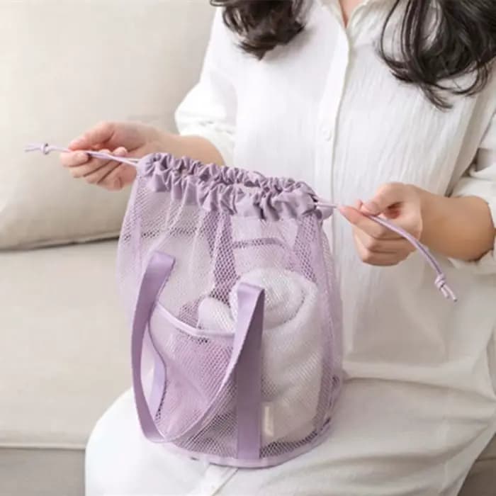 Sac de toilette de voyage pliable beige ultra-léger avec design ajouré en maille et poche à cordon pour sac à main de plage