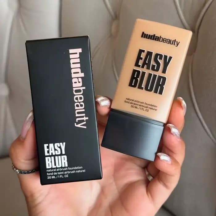 Huda Beauty Fond de teint aérographe naturel Easy Blur avec Niacinamide