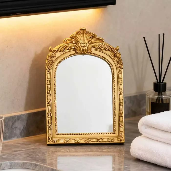 Miroir de maquillage arqué élégant avec cadre en résine dorée