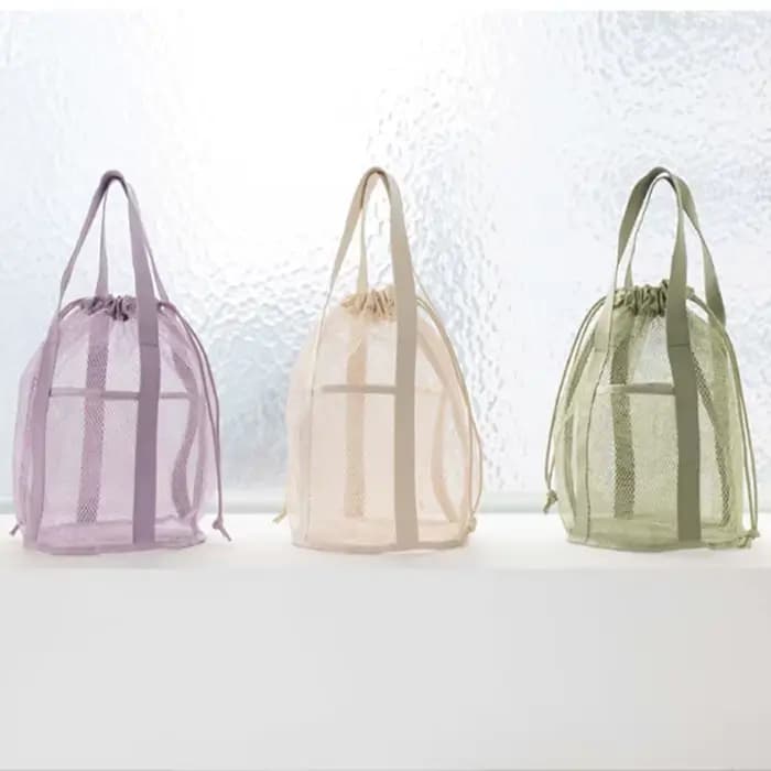Sac de toilette de voyage pliable beige ultra-léger avec design ajouré en maille et poche à cordon pour sac à main de plage