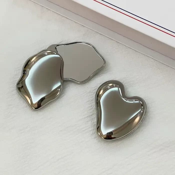 Miroir de maquillage élégant en forme de cœur
