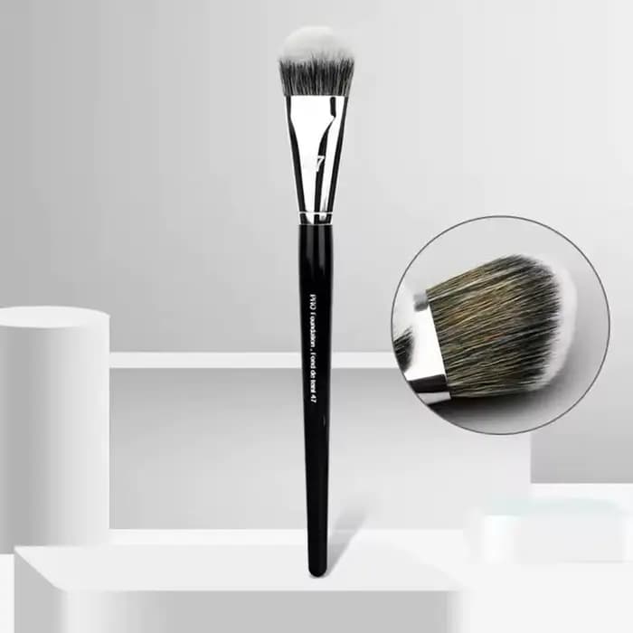 Pinceau de maquillage professionnel Sephora n°47 à angle biseauté pour fond de teint liquide
