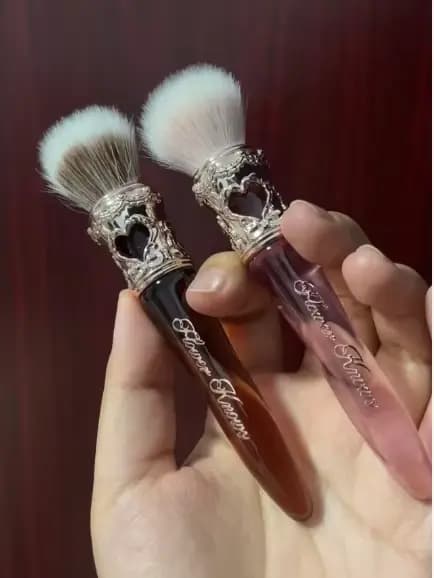 Pinceau à blush rond de la collection Sweetie Bear de Flower Knows