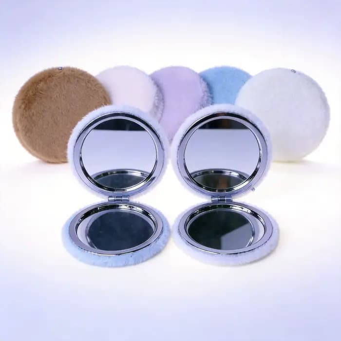 Miroir compact portable en fourrure moelleuse