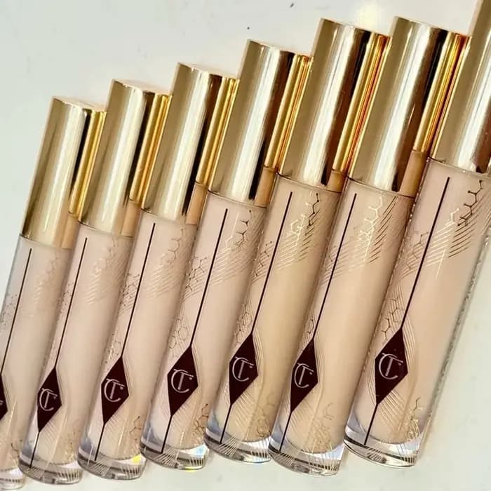 Vente flash - Correcteur de teint Honey Brightening de la marque Charlotte Tilbury - Couvre les imperfections du visage