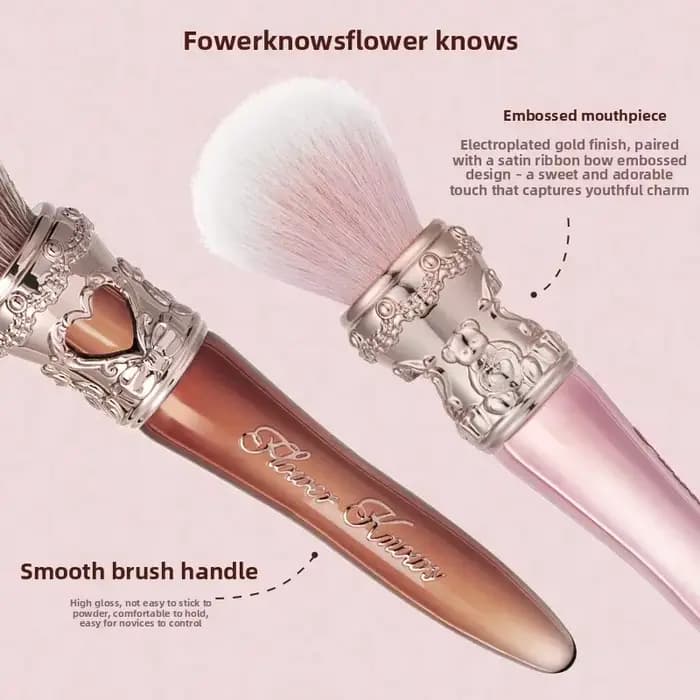 Pinceau à blush rond de la collection Sweetie Bear de Flower Knows