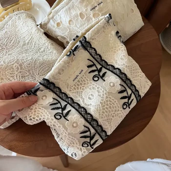 Sac de maquillage élégant en dentelle blanche