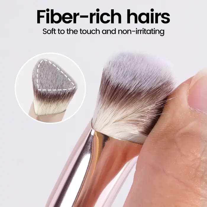 Pinceau de maquillage sous les yeux