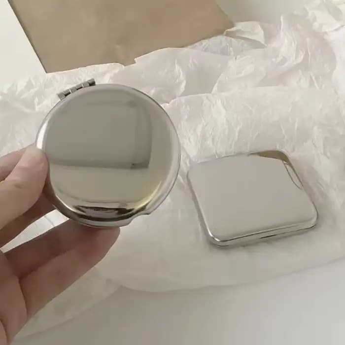 Petit miroir pliable double face