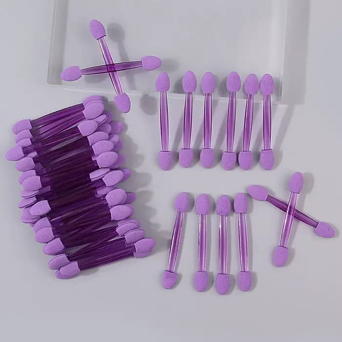 50 bâtonnets de fard à paupières en éponge double tête violettes.