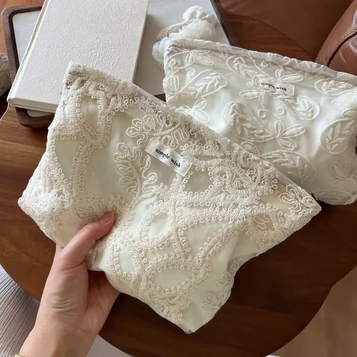 Sac de maquillage élégant en dentelle blanche