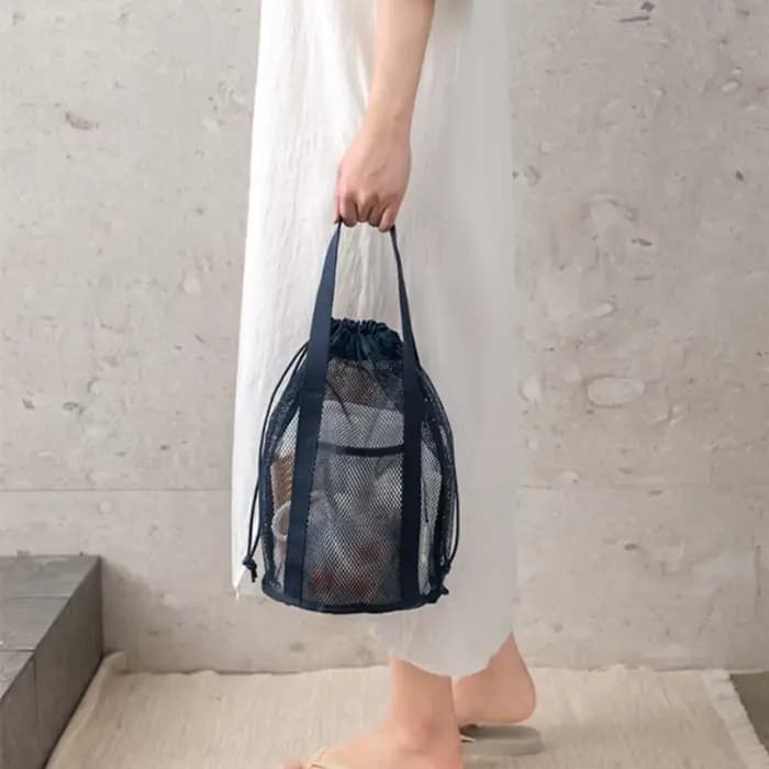 Sac de toilette de voyage pliable beige ultra-léger avec design ajouré en maille et poche à cordon pour sac à main de plage
