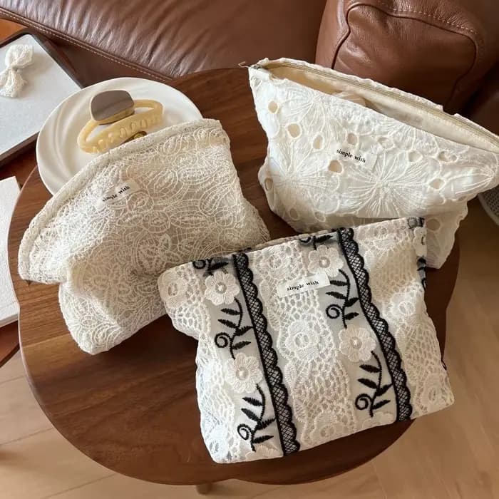 Sac de maquillage élégant en dentelle blanche