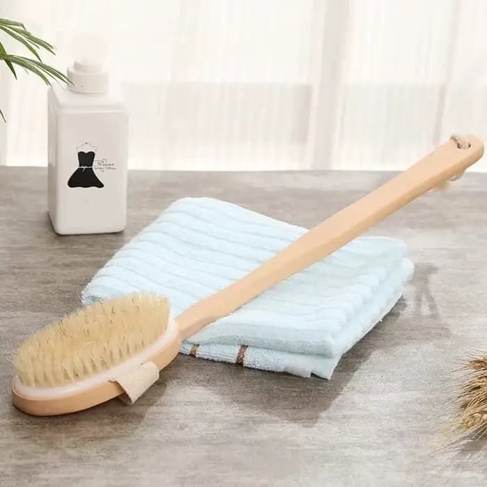 Brosse de bain naturelle avec long manche en bois