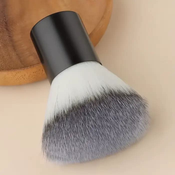 Pinceau Kabuki moelleux pour une application parfaite du fond de teint