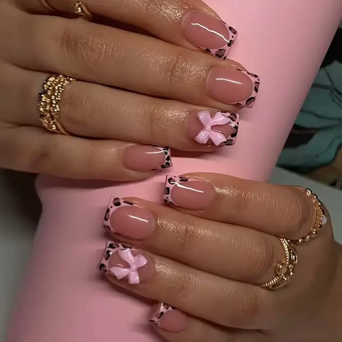 24 faux ongles courts carrés, style français, avec fleurs 3D, à porter, couvrance totale, pointes à