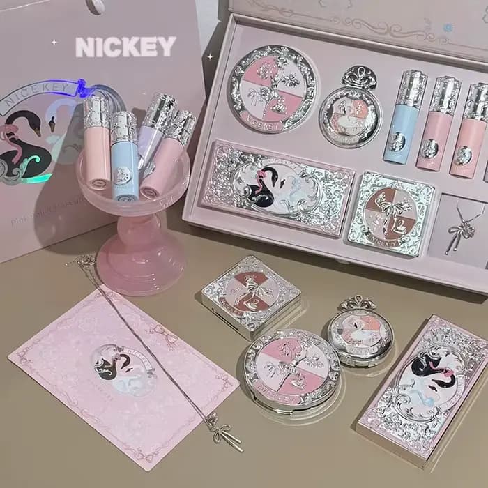NICEKEY Kits de Maquillage Polyvalents Incluant 4 Baumes à Lèvres, 1 Fard à Joues, 1 Poudre Compacte