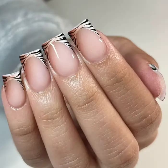 24 faux ongles courts carrés, style français, avec fleurs 3D, à porter, couvrance totale, pointes à