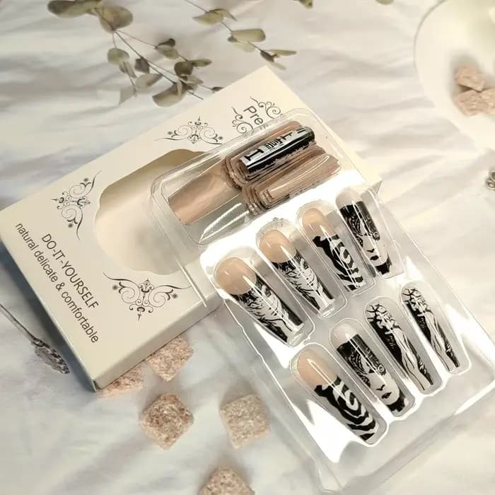 Conseils français presse sur ongles longs faux ongles noir blanc Anime bande dessinée conception cou