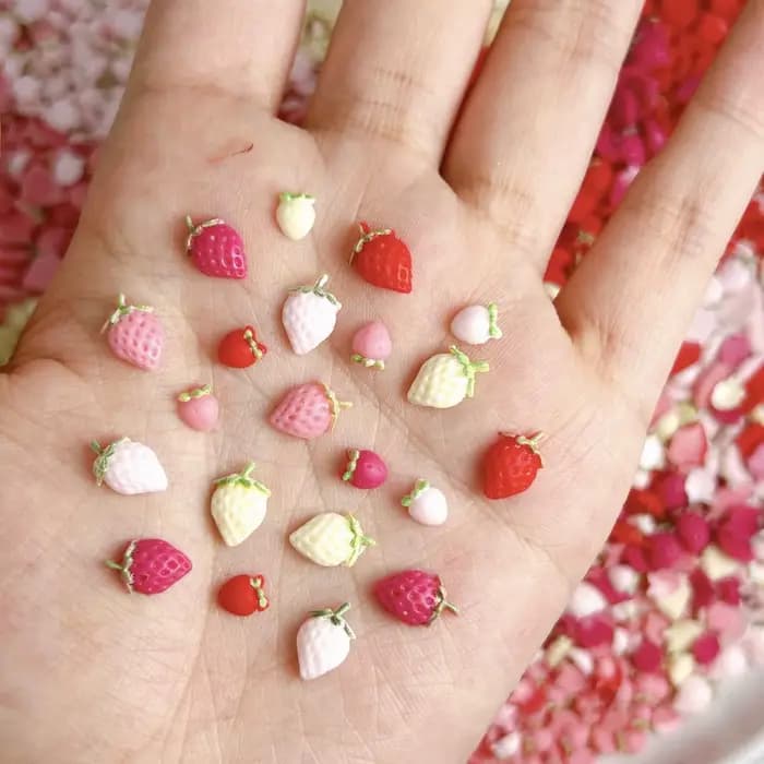 50 pièces mignon dessin animé résine fraise Nail Art décorations accessoires 5 couleurs Mini fraise