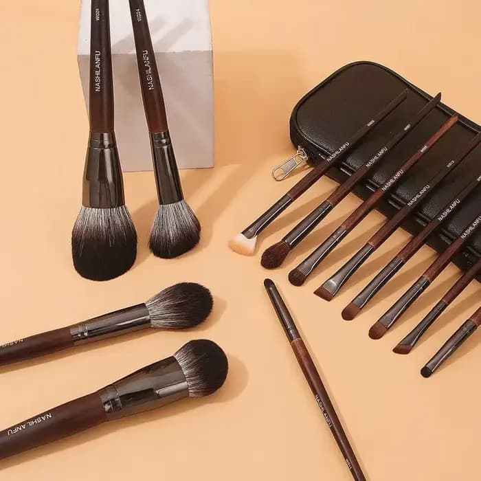 Ensemble de pinceaux de maquillage en fourrure d'animal de qualité supérieure, manche en bois, fard