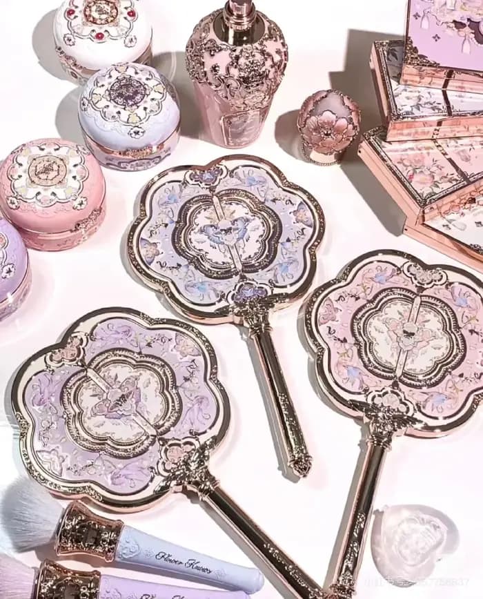 Fleur sait papillon nuage collier Collection miroir cosmétique main tenant miroir exquis soulagement