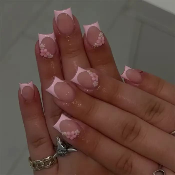 24 faux ongles courts carrés, style français, avec fleurs 3D, à porter, couvrance totale, pointes à