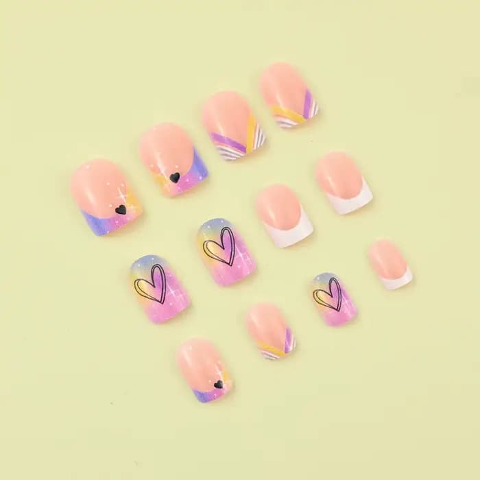 24 morceaux de faux ongles carrés courts, avec un cœur dégradé teint en halo et un design français c
