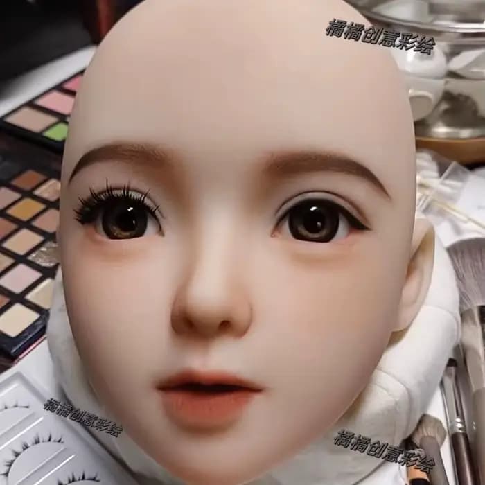 Maquilleur novice copie spéciale peinture pratique d'introduction scène maquillage tête factice même