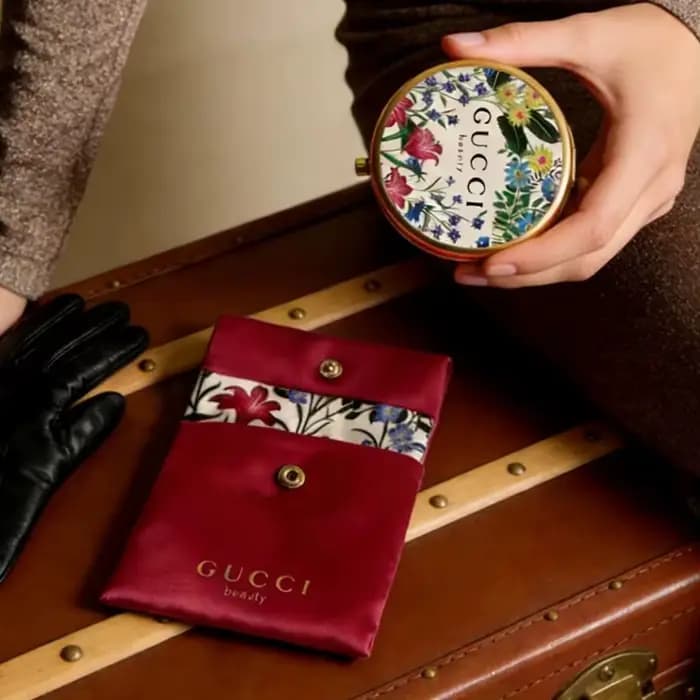 Sac Gucci Gucci avec motif floral classique, miroir de poche compact portable pour retoucher le maquillage, facile à ranger dans le sac, luxe et mode.